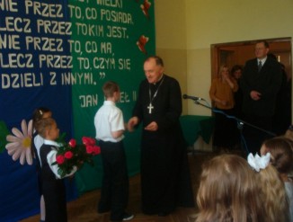 Biskup przyjmuje życzenia i kwiaty